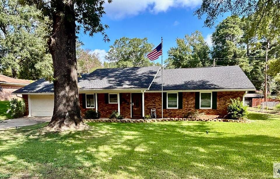1st image of 303 Pin Oak St