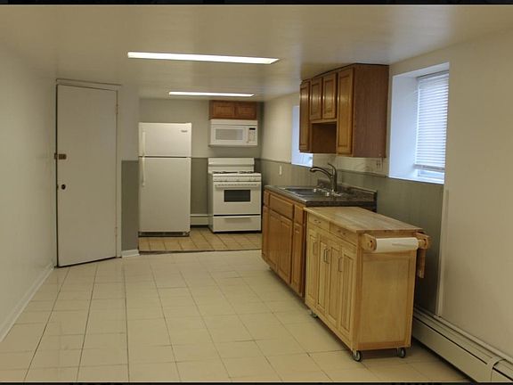 3rd image of 3215 N Kilbourn Ave #G