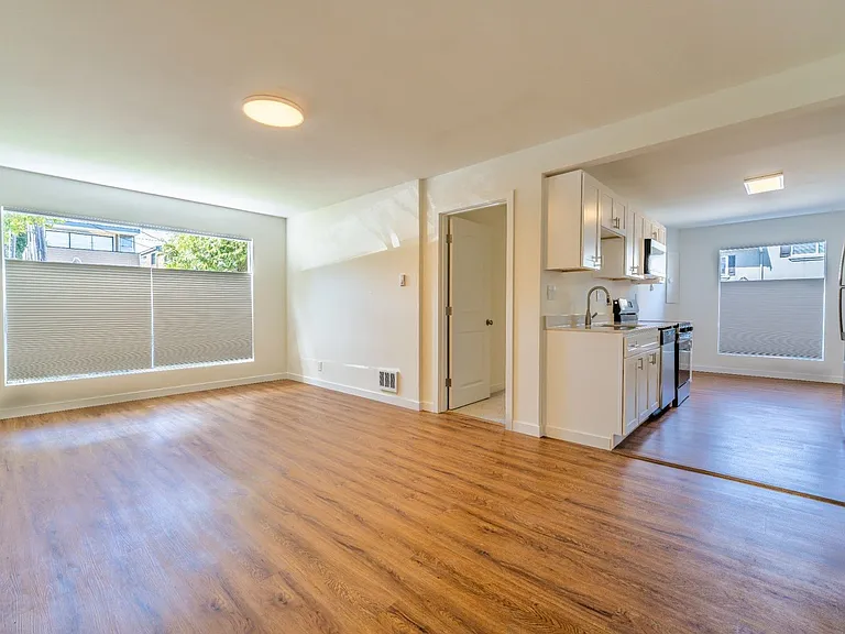 Lake Court Apartments — Photo 2