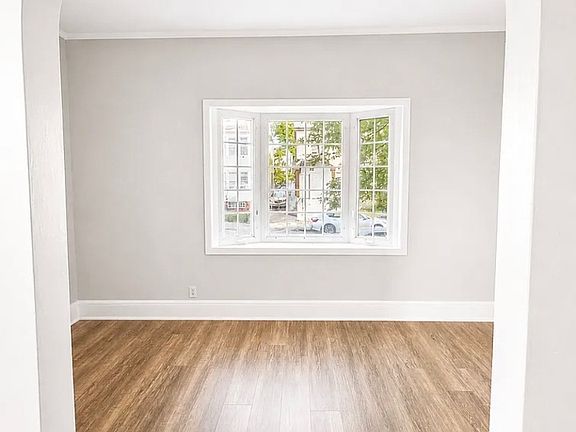 3rd image of 381 Leslie St #1L