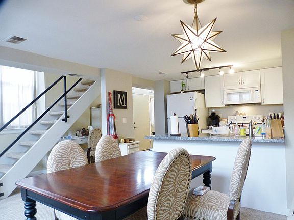 Bright Living/Dining Area!