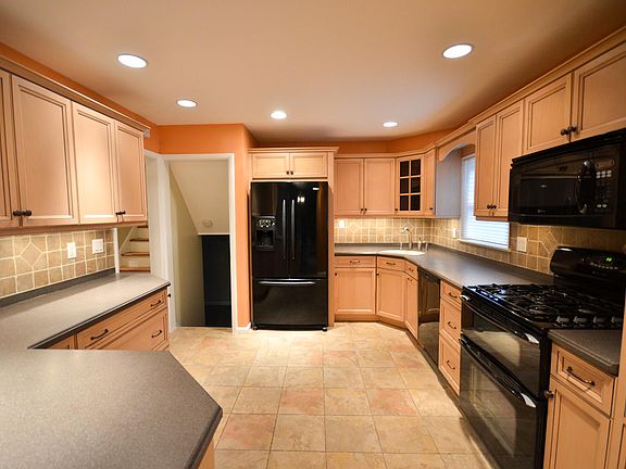 5th image of 985 Hillsdale Ave