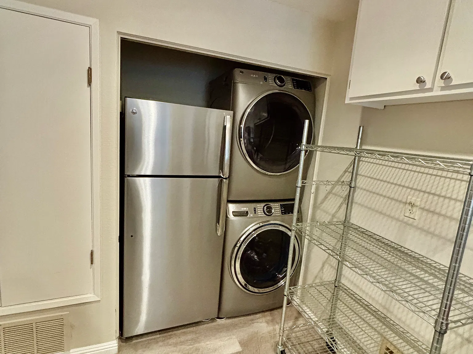 2 bed, 900 sqft, $3,300 — Photo 3