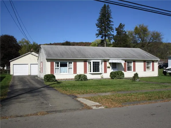27 School St, Wellsville, NY 14895