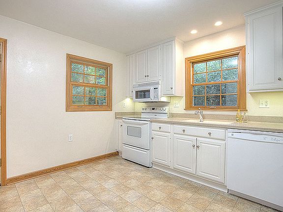3rd image of 3427 Lauderdale Ln