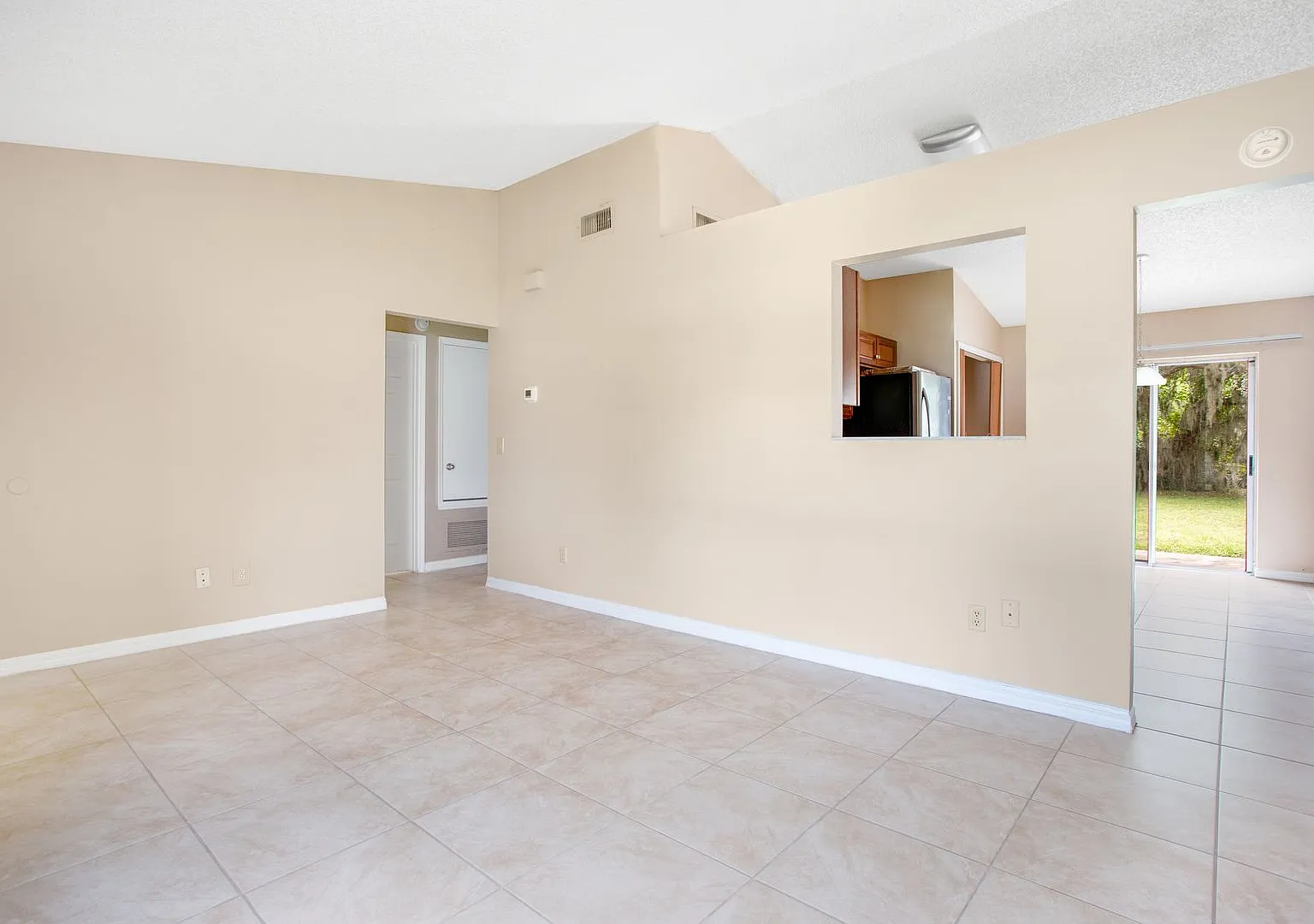 2 BR / 2 BA In University Hills — Photo 4