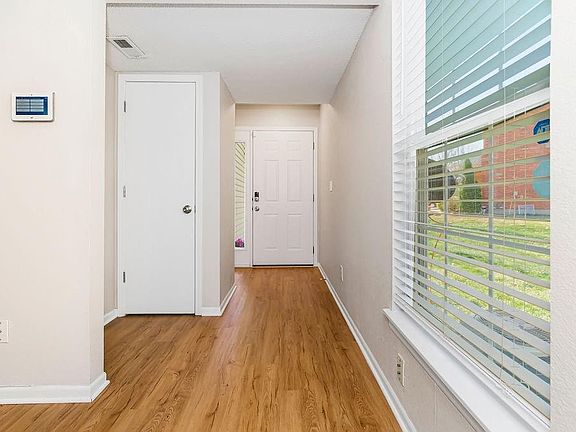 4th image of 712 SE London Way APT A