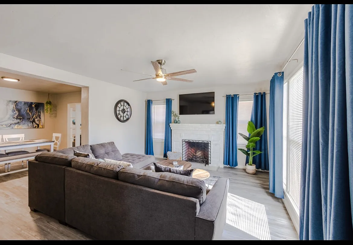 2 bed, 1.5 bath, 1435 sqft, $2,350 — Photo 3