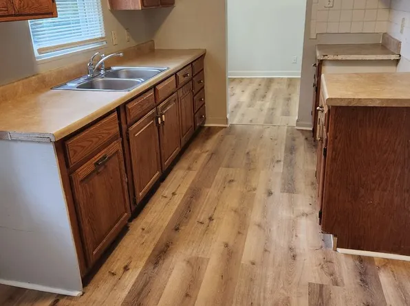3573 SW Kerry Ave, Topeka, KS 66611