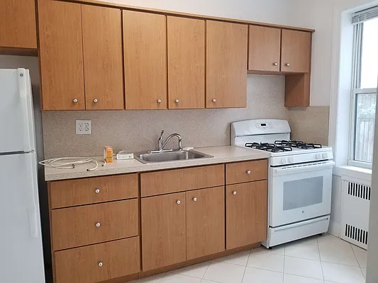 Rented by Max & Associates Realty Corp | media 9