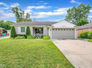19650 E Kings Ct, Grosse Pointe Woods, MI 48236
