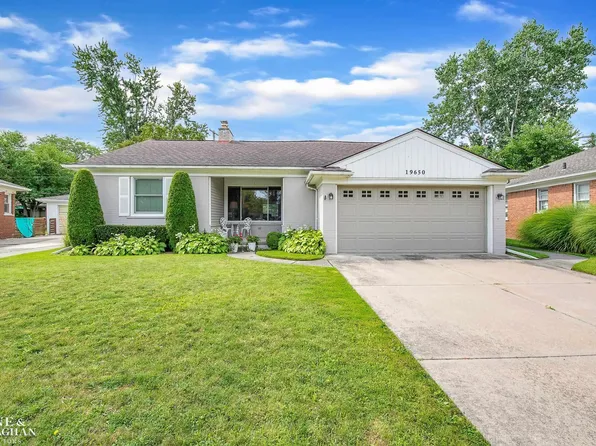 19650 E Kings Ct, Grosse Pointe Woods, MI 48236