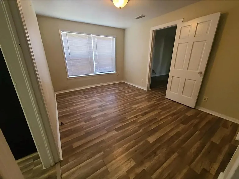4504 Stonewall St — Photo 2