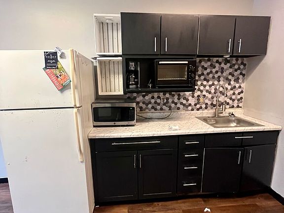 4th image of 1232 Maumee Ave #2