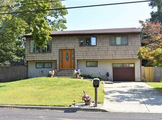 35 Starfire Dr, Centereach, NY 11720