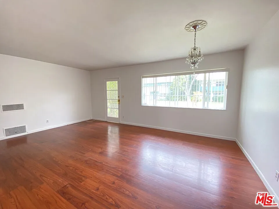 2 bed, 1.0 bath, 826 sqft, $3,000 — Photo 1
