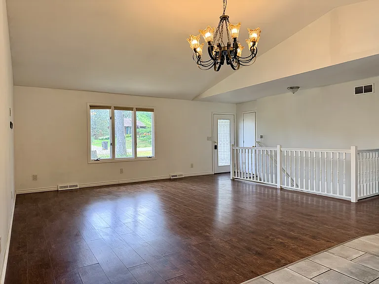 135 Pembroke Rd SW — Photo 3