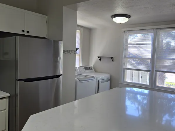 613 7th St, Brookings, SD 57006
