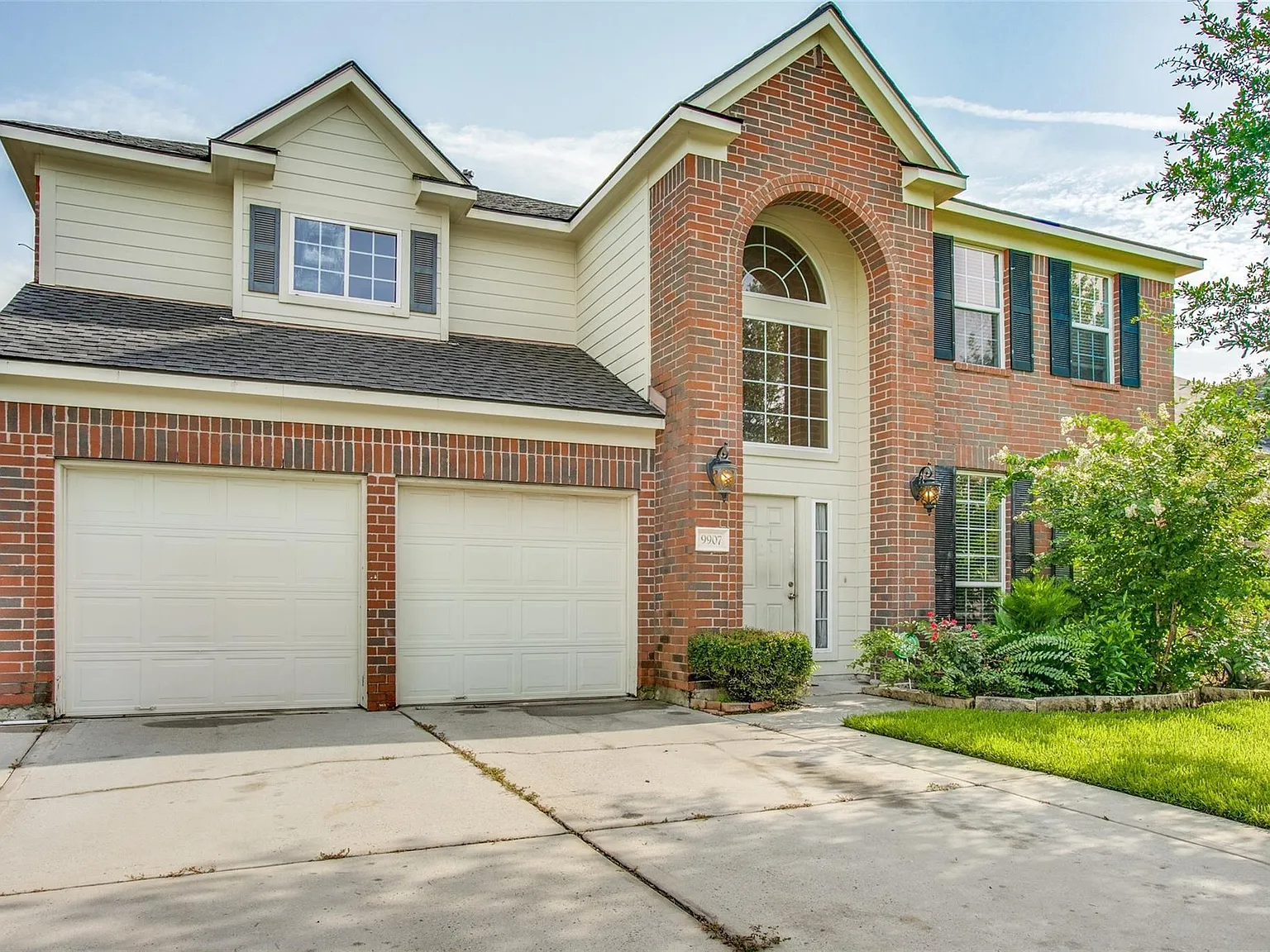 4 bed, 2.5 bath, 3111 sqft, $2,400 — Photo 2