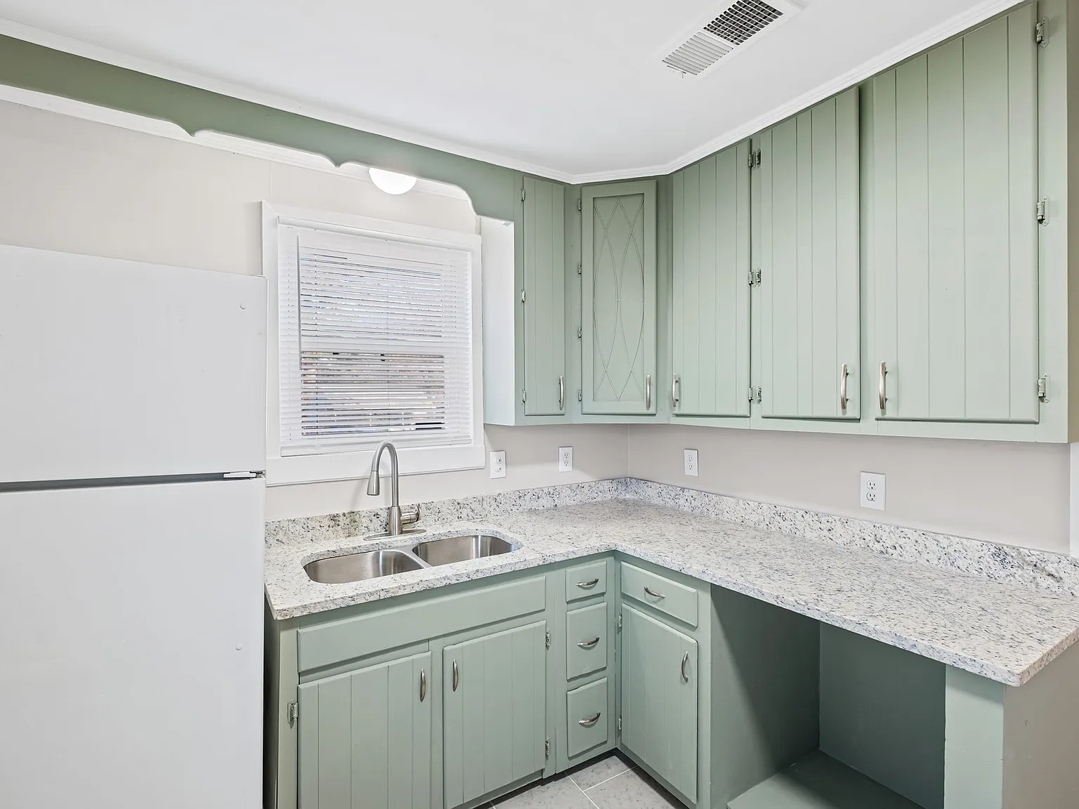 3 bed, 1025 sqft, $1,370 — Photo 2