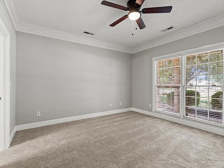 105 Dorchester Ln — Photo 5