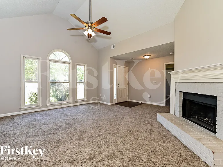 35 Park Place Dr — Photo 2