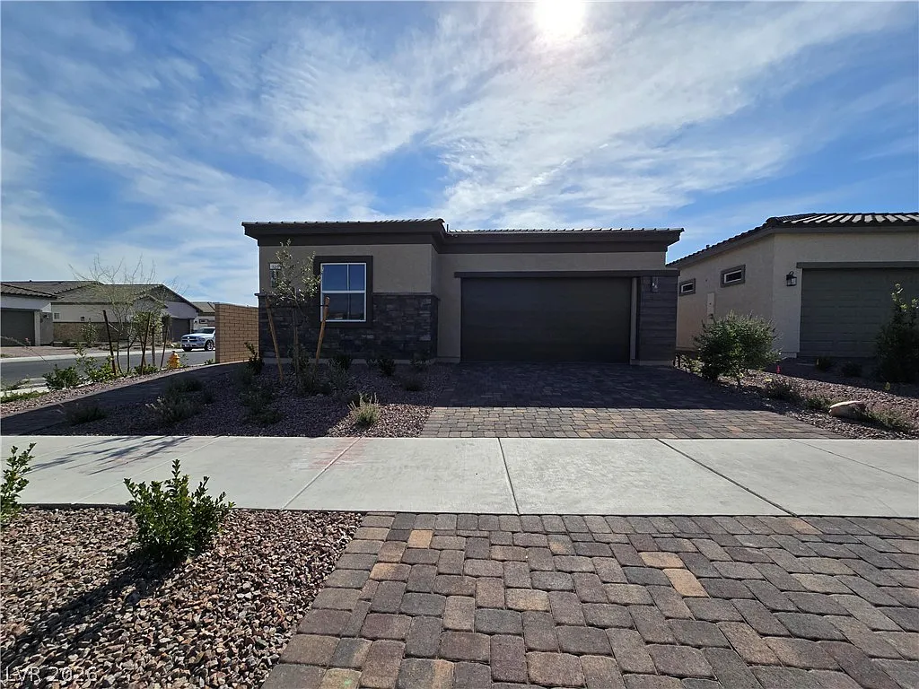 3 bed, 2.5 bath, 1831 sqft, $2,500 — Photo 1