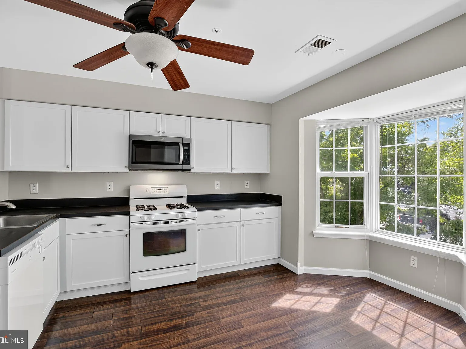 2 bed, 2.5 bath, 1368 sqft, $2,500 — Photo 2