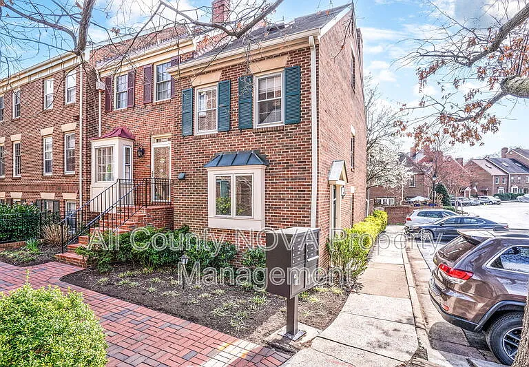 1203 Michigan Ct — Photo 1