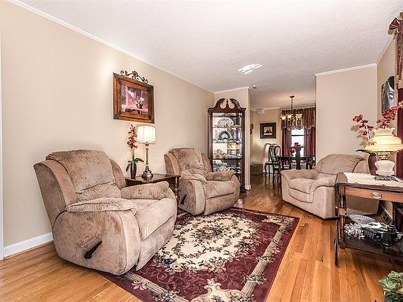 4th image of 1801 Summerhill Dr
