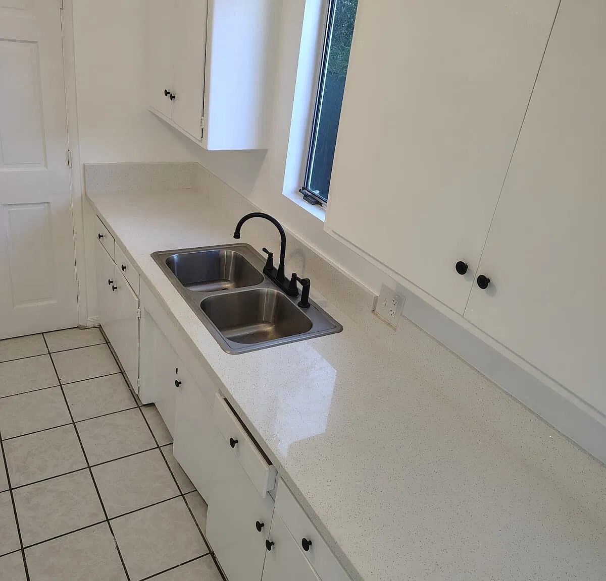 15531 Victory Blvd — Photo 1