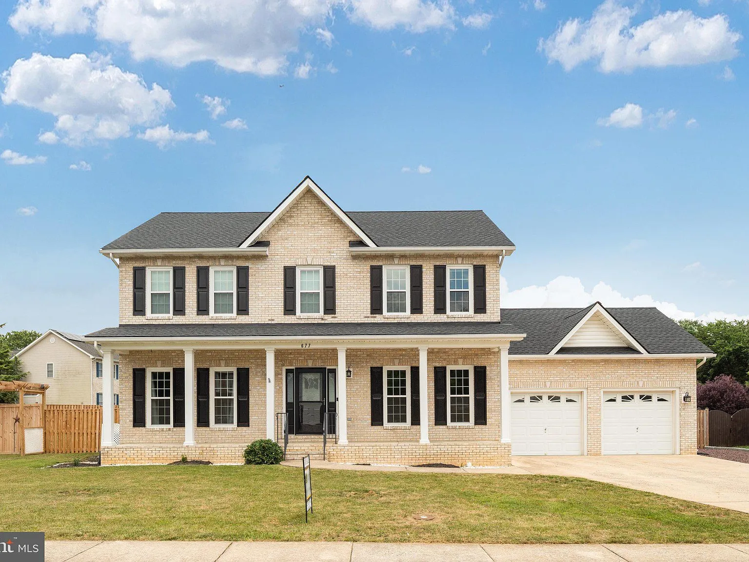 4 bed, 2.5 bath, 2296 sqft, $2,800 — Photo 2