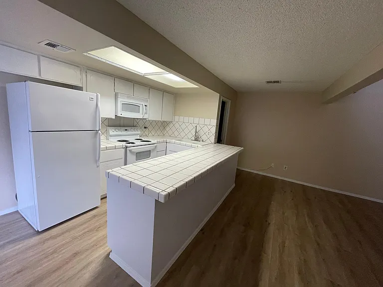 1020 Willow Tree Dr #B — Photo 11