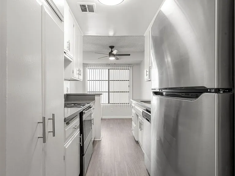 8011 W Romaine St — Photo 10
