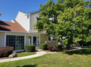 572 Le Parc Cir, Buffalo Grove, IL 60089