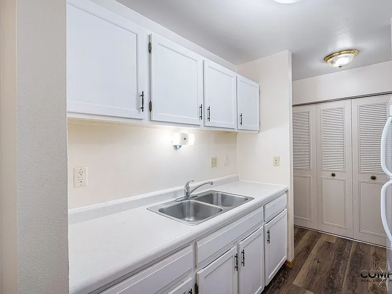 Half Moon Lake Apartments — Photo 24
