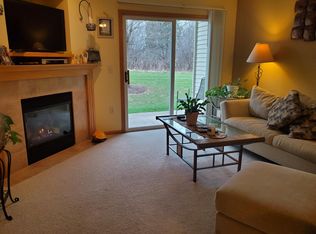 850 Evergreen Dr UNIT 6, Hartford, WI 53027