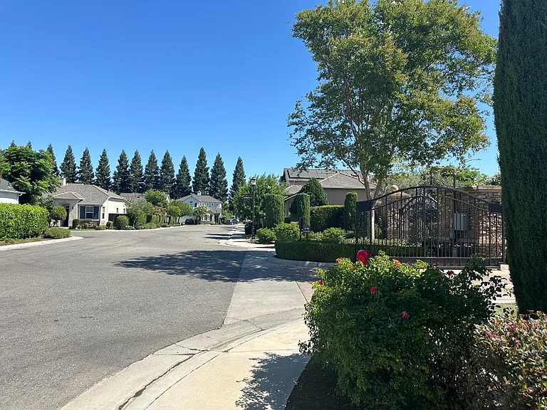 43 W Bohemia Ln — Photo 54