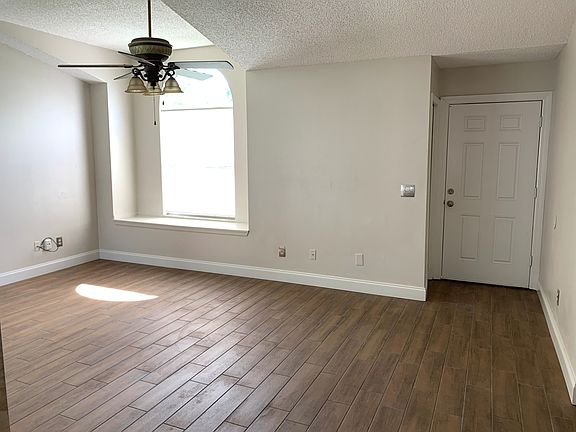 3rd image of 9981 Triple Crown Cir