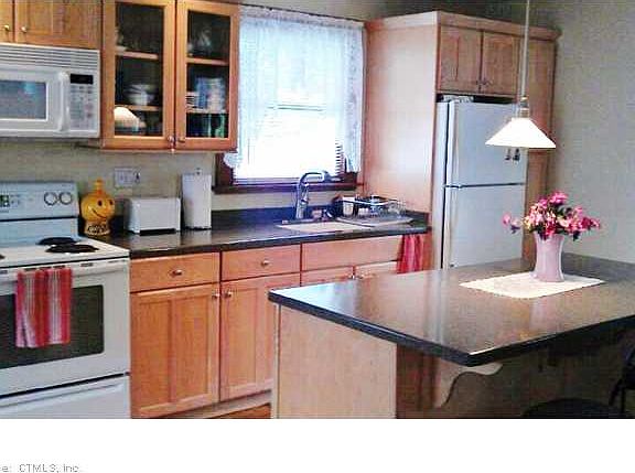 4th image of 32 Brentwood Ave
