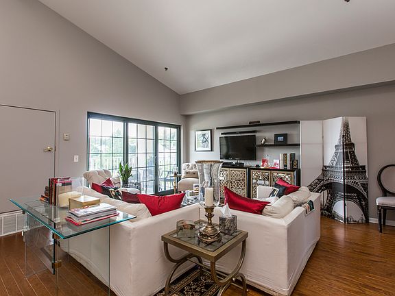 4th image of 2 Leverington Ave #20