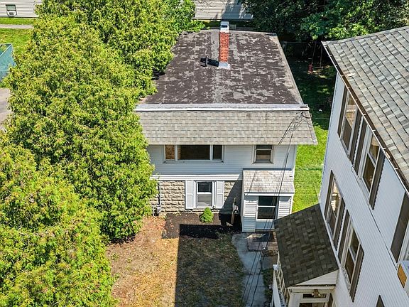 4th image of 240 Montaup St