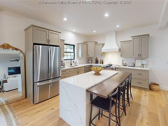 5th image of 131 Elwood Ave