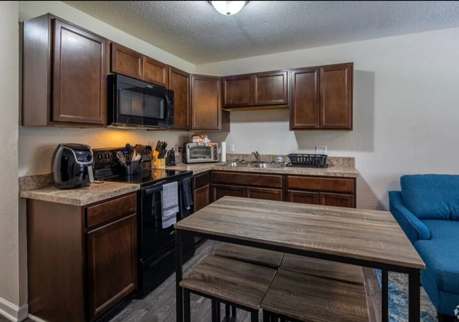 $645 "Summer Special" with internet, water, and trash included. — Photo 2