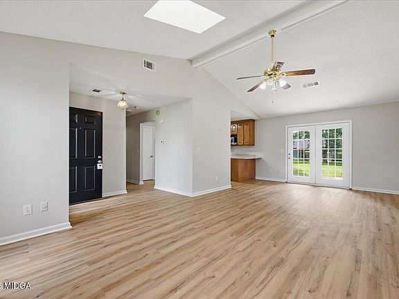 5th image of 208 Sun Valley Dr