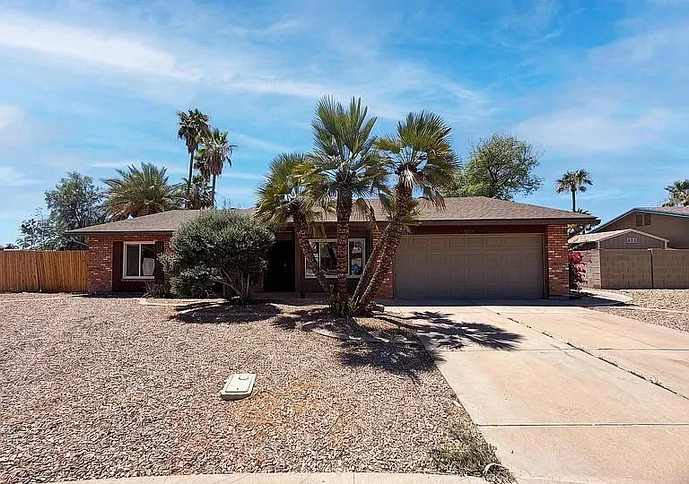 1304 W Alamo Dr — Photo 1