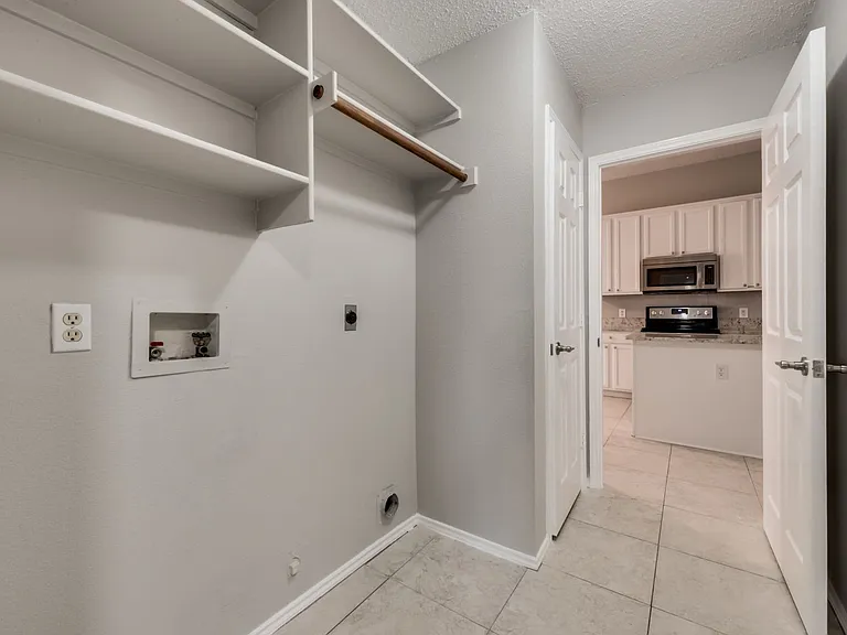 806 Ashley Ln — Photo 15