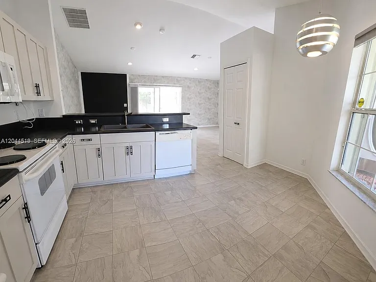 547 High Hawk Cir — Photo 5