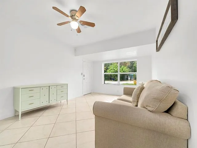 842 SW 11th Ct — Photo 11