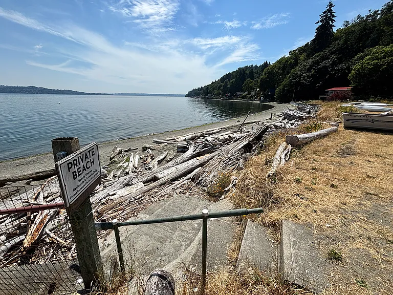 Beach in front of house - for kayaking, paddleboarding, walking, etc.